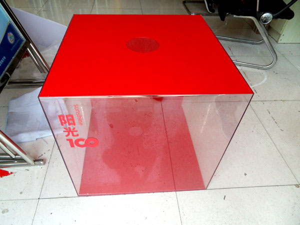 濰坊陽(yáng)光100亞克力抽獎(jiǎng)箱，亞克力指示牌%￥濰坊廣告公司