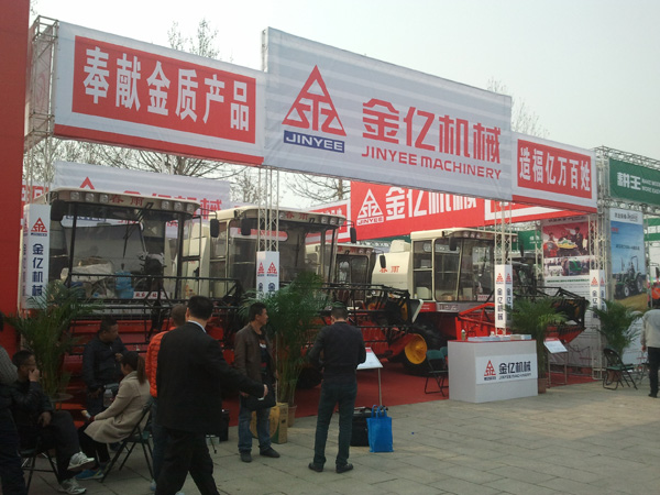 2013濰坊農(nóng)機(jī)展—%金億機(jī)械展廳搭建完工！